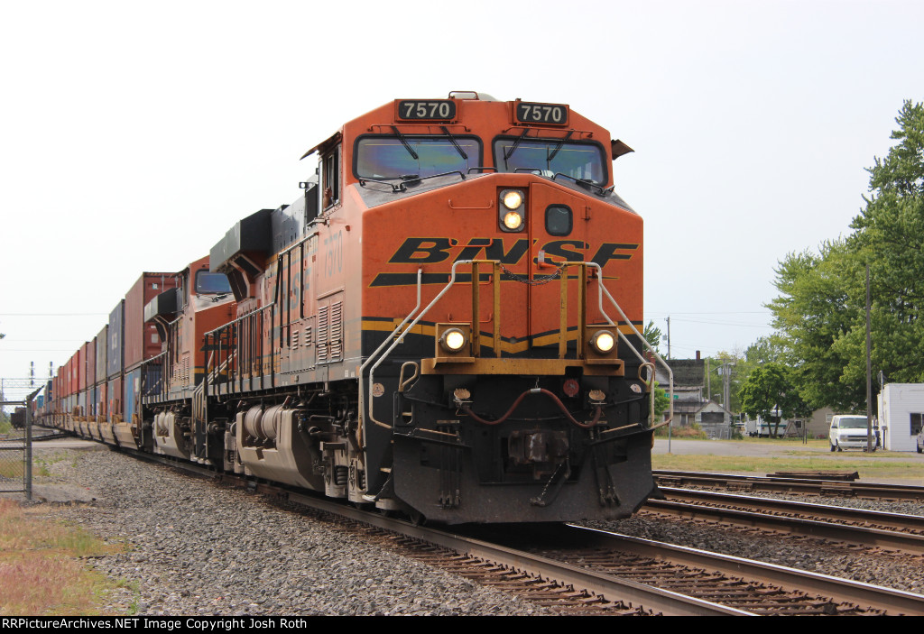 BNSF 7570 & BNSF 7249